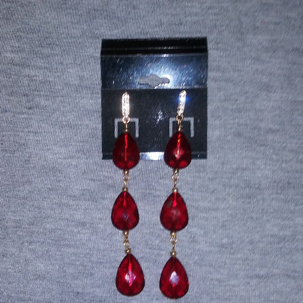 💜Red bead dangles w/ gold & crystal details.